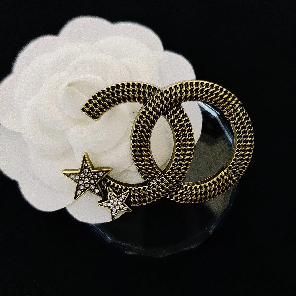 Luxury Designer Circle Brooch For Women Vintage Gold And Silver With  Rhinestone Letters Fashionable Suit Pin Accessory From Ascendent888, $3.63